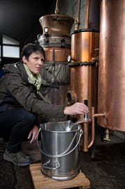 Helen Schallberger misst den Alkoholgehalt eines Destillats. (Bild: Corinne Glanzmann, Lungern, 4. Dezember 2018)