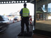 Für einen schwedisch-serbischen Staatsbürger bleibt die Überschreitung der Schweizer Grenze drei Jahre lang ein Tabu. (Bild: KEYSTONE/GAETAN BALLY)