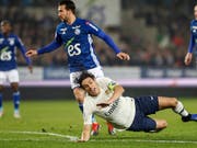 PSG's Edinson Cavani kommt zu Fall. (Bild: KEYSTONE/AP/JEAN-FRANCOIS BADIAS)