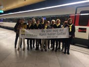 Die Frauen-Gruppe aus Wil präsentiert auf dem Weg nach Bern stolz ihr Plakat für Karin Keller-Sutter. (Bild: Lara Wüest)