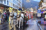 Chläuse sind sehr beliebt: Hunderte Zuschauer besuchten beispielsweise den Chlauseinzug in der Buchser Bahnhofstrasse vom vergangenen Sonntag. (Bild: Heini Schwendener)
