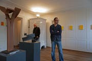 Fredi Bissegger (l.) und Stefan Rutishauser richten im alten Brenner-Haus ein; im Vordergrund Skulpturen von Markus Graf. (Bild: Dieter Langhart)