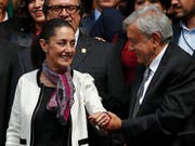 Die erste gewählte Bürgermeisterin von Mexiko-Stadt, Claudia Sheinbaum, freut sich gemeinsam mit dem mexikanischen Präsidenten Manuel López Obrador über ihren Amtsantritt. (Bild: KEYSTONE/AP/MOISES CASTILLO)
