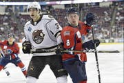 Tobias Geisser (weiss) von den Hershey Bears im Spiel gegen Springfield Thunderbirds. (Bild: Randy Litzinger/Icon Sportswire (Hershey, 1. Dezember 2018))