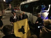 Ankunft der Urner Fans in Bern. Jetzt regiert der Uristier! (Bild: Florian Arnold)
