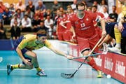 Der Schweizer Captain Matthias Hofbauer (rechts) gegen den Schweden Jonas Adriansson. (Bild: Freshfocus (Kirchberg, 5. November 2017))