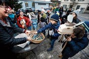 Für die Primarschüler, die durchs Dorf zogen, gab es «Schoggi-Stängeli». (Bild: Stefan Kaiser (Unterägeri, 5. Dezember 2018))