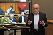 Alt Ständeratspräsident Hansheiri Inderkum gibt beim Public Viewing in Altdorf Erläuterungen zu den Bundesratswahlen ab. (Bild: Urs Hanhart, 5. Dezember 2018)