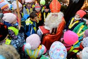 Auf der «Burg» oberhalb Gams kann der Samichlaus immer viele Kinder begrüssen. (Bilder: Hansruedi Rohrer)