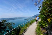 Dieses Bild wird es bis im Frühling 2019 nicht mehr geben. Wanderer auf dem Felsenweg am Bürgenstock (Archivbild: Christoph Näpflin)