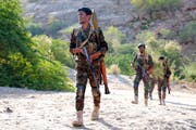 Jemenitische Regierungssoldaten bei einem Kampfeinsatz in der östlichen Provinz Marib. (Bild: Soliman Alnowab/EPA; 31. Oktober 2018)