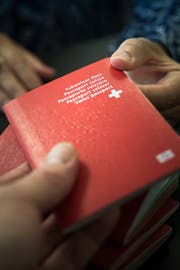 Nicht mehr ganz so viele Migranten wollen den Schweizer Pass. (Bild: Michel Canonica)