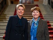 Die Presse kommentiert die Wahl von Viola Amherd (rechts) und Karin Keller-Sutter (links) in den Bundesrat sehr positiv. (Bild: KEYSTONE/MARCEL BIERI)