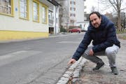 Matthias Gehring, Gemeindepräsident von Hauptwil-Gottshaus, zeigt schadhafte Stellen auf der Oberdorfstrasse in Hauptwil. (Bild: Georg Stelzner)