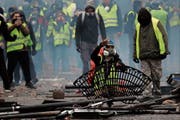 «Gelbwesten»-Demonstranten blockieren die Champs-Élysées in Paris. (Bild: Yoan Valat/EPA (1. Dezember 2018))