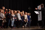 An der awa-Eröffnung singen die Kinder vom Schulhaus Mühlebach neue Weihnachtslieder und schauen – die einen mehr, die anderen weniger aufmerksam – auf ihren Dirigenten Martin Seiterle. (Bilder: Manuel Nagel)