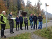 Jagdverwalter Cyrill Kesseli (2. v.l.) erklärt den Teilnehmern die Situation des Wildtierkorridors beim Restaurant Zollhaus in Giswil. (Bild: PD)
