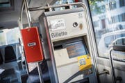 Ein Ticketautomat in einem Kreuzlinger Stadtbus. Kunden sollen bald von günstigeren Preisen profitieren. (Bild: Andrea Stalder)