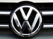 VW tritt wegen der Elektromobilität noch stärker auf die Kostenbremse und will weitere Milliarden sparen. (Bild: KEYSTONE/AP/MARKUS SCHREIBER)