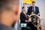 Der Schaffhauser Regierungspräsident Christian Amsler übergibt den Vorsitz der Internationalen Bodensee-Konferenz an seine Amtskollegin aus dem Thurgau, Carmen Haag. (Bild: Reto Martin)