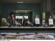 «44 Harmonies from Apartment House 1776» von Christoph Marthaler und Ensemble hatte am 5. Dezember 2018 im Schiffbau des Schauspielhauses Zürich seine Uraufführung. (Bild: Keystone/Tanja Dorendorf / T+T Fotografie)