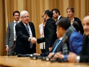Der Uno-Vermittler für Jemen, Martin Griffiths, begrüsst die jemenitische Delegation zu den Friedensgesprächen in Stockholm. (Bild: KEYSTONE/AP TT News Agency/STINA STJERNKVIST)