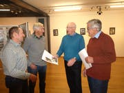 Vier geschichtsträchtige Beckenrieder beim Einrichten der Ausstellung: Hans Käslin (von links), Edelhard Gander, Paul Zimmermann und Josef Würsch. (Bild: Kurt Liembd (Beckenried, 5. Dezember 2018))