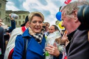 Die frisch gewählte Bundesrätin Karin Keller-Sutter geht auf dem Bundesplatz in Bern auf Tuchfühlung mit der Bevölkerung. (Bild: Benjamin Manser)