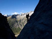 Im Bergsport gibt es mit durchschnittlich 84 getöteten Menschen pro Jahr am meisten Opfer, wie eine Erhebung der bfu zeigt. (Bild: KEYSTONE/ARNO BALZARINI)