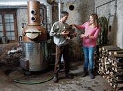 Marcel und Natalia Kretz beim Destillateur, welcher vor 30 Jahren eingebaut worden ist. (Bild: Stefan Kaiser, Rotkreuz, 5. Dezember 2018)