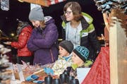 Die Besucher staunten über das Angebot des Eschliker Chlausmarktes. (Bild: Christoph Heer)