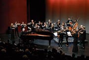 Sie harmonieren bestens miteinander: Pianosolist Marc-André Hamelin und die Amsterdam Sinfonietta im Theater Casino Zug. (Bild Stefan Kaiser, 5. Dezember 2018)