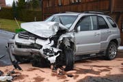 Aus noch unbekannten Gründen kam eine 51-jährige Frau mit ihrem Auto auf die Gegenfahrbahn und...