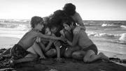 Unendliche Dankbarkeit für eine aufopferungsvolle Haushälterin: Cleo (Yalitza Aparicio, Mitte) wird von Hausherrin Sofia und deren Kinder umarmt. (Bild: Carlos Somonte/Netflix)