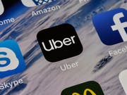 Der Fahrdienstvermittler Uber lässt seine selbstfahrenden Autos wieder auf die Strasse. Nach einem tödlichen Unfall hatte man sie vorübergehend aus dem Verkehr gezogen. (Bild: KEYSTONE/AP/MARTIN MEISSNER)