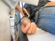 Cholesterinsenkende Mittel schützen nicht nur vor Herzinfarkt oder Hirnschlag, sie haben auch Nebenwirkungen. Nutzen und Schaden sollten besser abgewogen werden, zeigt eine Studie. (Bild: KEYSTONE/CHRISTIAN BEUTLER)