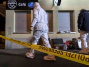 Polizeiabsperrung vor dem Cafe 56 an der Erlenstrasse in Basel - die Spurensicherung ist wenige Stunden nach der Bluttat in vollem Gang. (Bild: KEYSTONE/GEORGIOS KEFALAS)