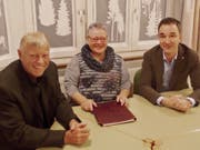 Markus Haag, neuer Präsident der Seelsorgeeinheit (links), Marlis Kaufmann, Präsidentin des katholischen Kirchenverwaltungsrats Wattwil und der scheidende Präsident Gregor Menzi. (Bild: PD)
