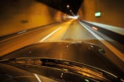 Rund zehn Minuten dauert die Fahrt durch den Arlbergtunnel. (Bild: Wolfgang Simlinger)