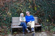 Regula Baumann und Rudolf Fritsche tauschen sich vor der Probe aus. (Bild: Flurina Lüchinger)