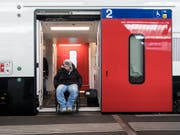 Über drei Milliarden Franken sollen bis 2023 investiert werden, um bei rund 580 Bahnhöfen mit einem niveaugleichen Einstieg dem Behindertengleichstellungsgesetz Rechnung zu tragen. (Bild: KEYSTONE/ENNIO LEANZA)