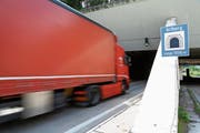 Lastwagen bei der Einfahrt im Westportal des Arlbergtunnels. (Bild: Bernd Hofmeister/VN)
