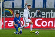 Kurz vor dem folgenschweren Zusammenstoss mit dem Basler Ricky van Wolfswinkel:FCL-Spieler Stefan Knezevic (blaues Dress) gegen FCB-Stürmer Albian Ajeti. (Bild: Martin Meienberger/Freshfocus (Luzern, 25. November 2018))