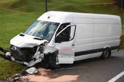 ...kollidierte dort mit einem Lieferwagen. (Bilder: Kapo)