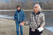 Friedrich Zogg vom Verein Pro Rheinufer erläutert die Revitalisierungspläne. Die Initiantin Barbara Job hört zu. (Bilder: Thomas Güntert)