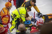 Carl Klingberg wird mit einer Bahre abtransportiert. Bild: Marcel Bieri / Keystone (Langnau, 30. November 2018)