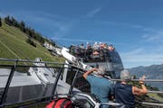 Die Tourismusregion Luzern und Vierwaldstättersee ist sehr beliebt - auch die Cabrio-Bahn auf das Stanserhorn. (Bild: Pius Amrein, 27. Juli 2018)