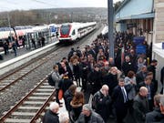 Die grenzüberschreitende Bahnstrecke zwischen Delle und Belfort wird am kommenden Sonntag nach 26 Jahren wiedereröffnet. Für die offizielle Einweihung fanden sich am Donnerstag zahlreiche Gäste im Bahnhof von Delle ein. (Bild: KEYSTONE/BIST/ROGER MEIER)