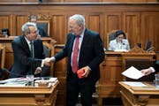 Bundesrat Johann Schneider-Ammann (rechts) verabschiedet sich von Thomas Hefti (FDP-GL) nach seinem letzten Auftritt im Ständerat während der Wintersession der Eidgenössischen Räte. (Bild: Keystone/Peter Klaunzer, (Bern, 6. Dezember 2018))