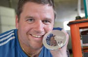Beat Hefti mit der 2014 gewonnenen Silbermedaille. (Bild: Ralph Ribi)